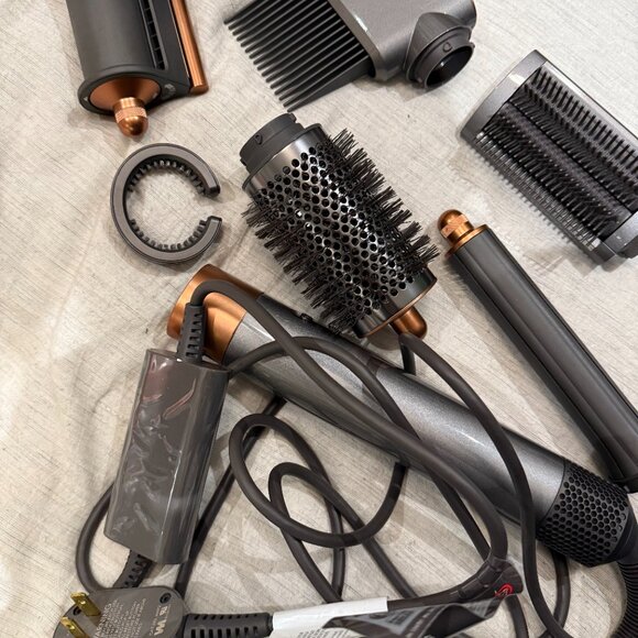 USED ONCE! Dyson Airwrap™ Multi-Styler Complete Diffuse for Curly to Coily Hair - Picture 7 of 9